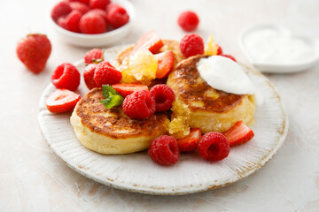 Cottage cheese patties with raspberry and honeycomb
