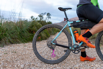 Naklejka premium Gravel biker pausing during an outdoor journey