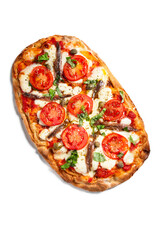 Pinsa romana condita con mozzarella, pomodoro fresco, capperi e acciughe, cibo italiano 