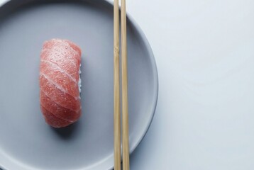 Sushi Minimalista de At&uacute;n (Nigiri) en Plato de Dise&ntilde;o, Vista A&eacute;rea con Palillos y Amplio Espacio Negativo para Texto