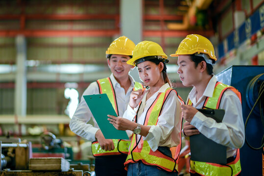 Factory apprenticeship. Header mentor teaching young employees trainee operating machine looking monitor and check Production process machinery. foreman explaining team engineer control machine - Powered by Adobe