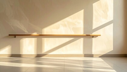 淡いベージュの壁に沿って木製手すりが一本だけ設置された、静かで広いケア施設の室内シーン。
柔らかな自然光によって、清潔感と落ち着きを兼ね備えた空間が際立つ。