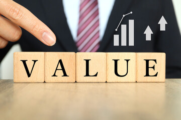 ビジネス的価値向上を示すVALUEと上昇グラフ。