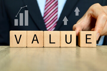 ビジネス的価値向上を示すVALUEと上昇グラフ。