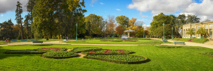 Panorama d'un jardin public en France, le parc du Thabor à RENNES en Bretagne sous un ciel ensoleillé