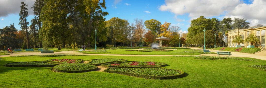 Panorama d'un jardin public en France, le parc du Thabor &agrave; RENNES en Bretagne sous un ciel ensoleill&eacute;