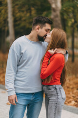 Fototapeta premium relaxed autumn outing capturing affectionate moments amid colorful foliage and warm lighting