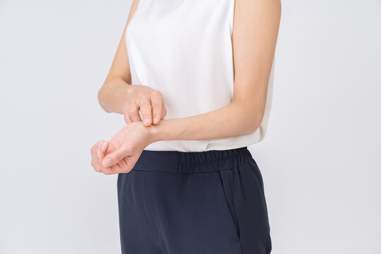 手首の痛みを訴える女性｜ヘルスケア・腱鞘炎・体の不調イメージ