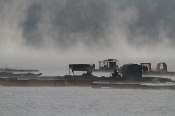 海霧に覆われた生簀