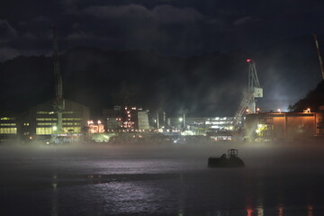 造船所の夜景と水面