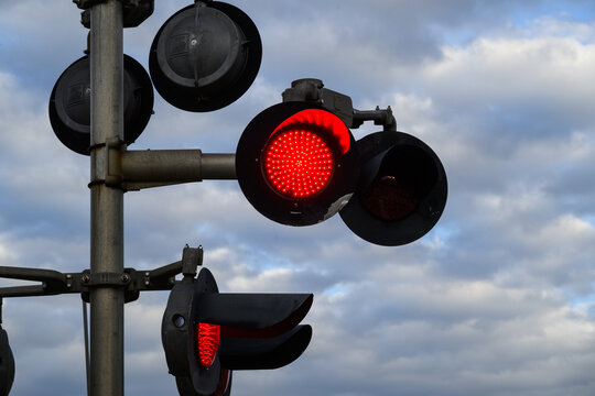 railroad crossing sign with red flashing light signal