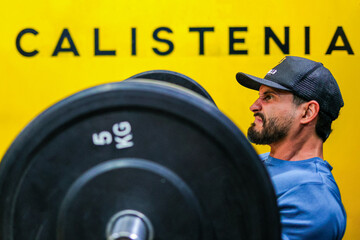 Homem fazendo atividade f&iacute;sica