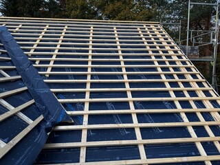 Ein ungedecktes Dach bei einem Neubau 