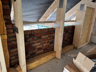 Eine verklinkerte Hauswand in einem Neubau