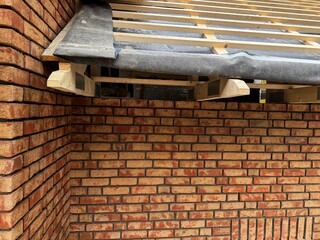 Ein ungedecktes Dach bei einem Neubau 