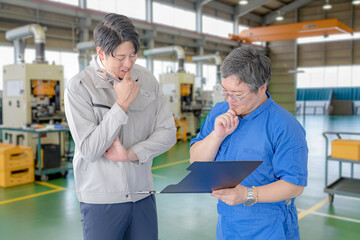 悩む作業員たち