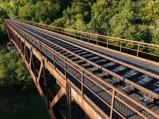 Fototapeta premium le viaduc Eiffel à Serrouville, en Meurthe-et-Moselle , Lorraine. Gros plan sur les poutres rouillées en acier avec les rivets à chaud 