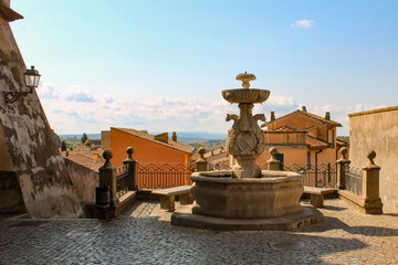 Fontana del Cardinale a Tuscania con acqua corrente e cielo