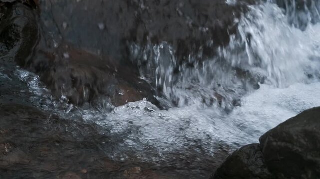 秋の渓流の小さな滝
