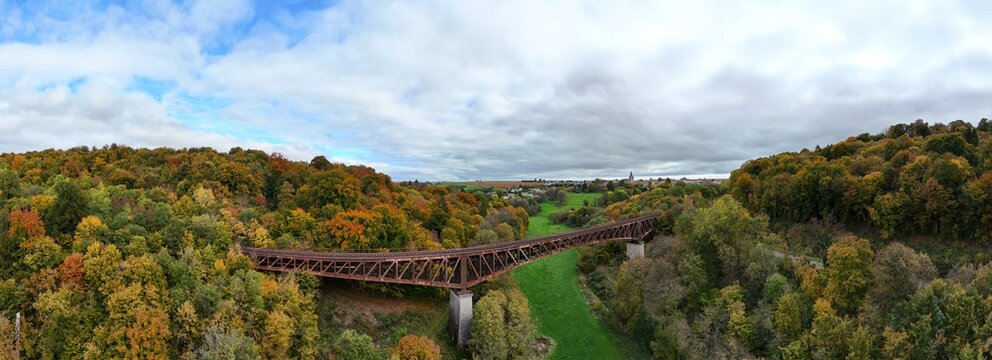 paysage vallonn&eacute; sur le passage de la Crusnes avec le viaduc Eiffel pr&egrave;s du village de Serrouville, en Meurthe-et-Moselle. jolies couleurs de la lorraine en automne avec les arbres multicolores 