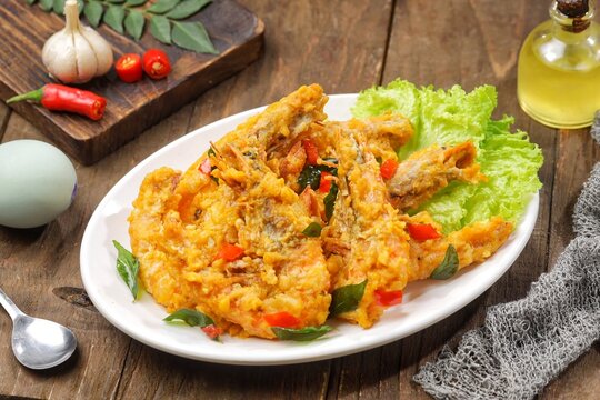 Udang Telur Asin. Salted Egg Prawns is a simple dish made from prawns, salted eggs and curry leaves.