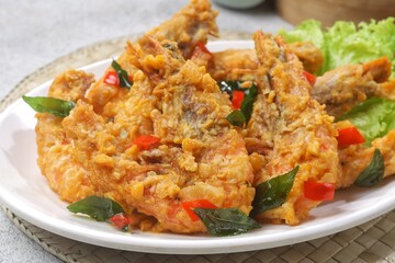 Udang Telur Asin. Salted Egg Prawns is a simple dish made from prawns, salted eggs and curry leaves.