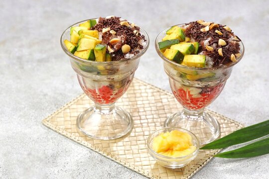 Es podeng, Es puter, Es dung dung  is an Indonesian dessert similar to ice cream made from coconut milk as a substitute for milk.. suitable takjil iftar or breaking fasting