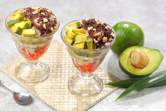 Es podeng, Es puter, Es dung dung  is an Indonesian dessert similar to ice cream made from coconut milk as a substitute for milk.. suitable takjil iftar or breaking fasting