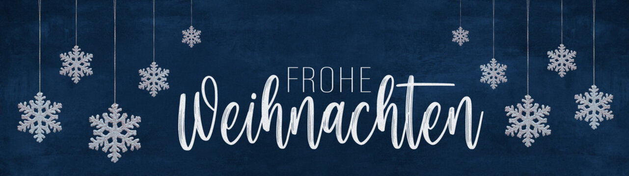 Frohe Weihnachten Banner Panorama Gru&szlig;karte lang mit deutschem Text - H&auml;ngende Eiskristalle und Schneeflocken, auf blauem Hintergrund