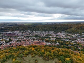 vue  panoramique aérienne d'Algrange en Moselle, à partir du plateau et des pelouses calcaires . Ciel couvert et nuageux en automne en fin de journée