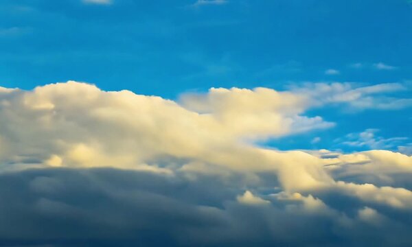 Langit biru dan awan putih yang berarak 