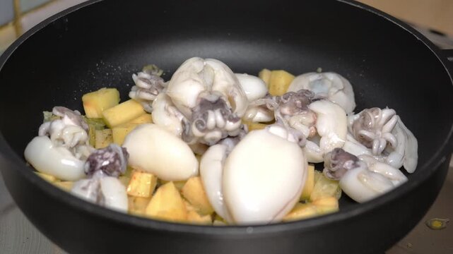 Aggiungere il pesce alla pentola con le patate e la cipolla