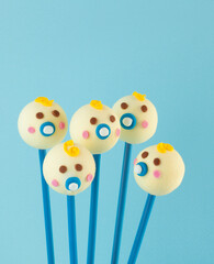 Baby head cake pops made of sponge cake and caramel.