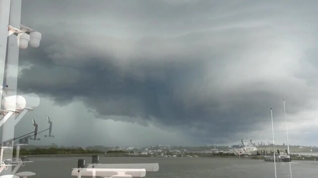 Vu d'un bateau, un orage spectaculaire au-dessus de la ville de Victoria Point, pr&egrave;s de Brisbane en Australie.