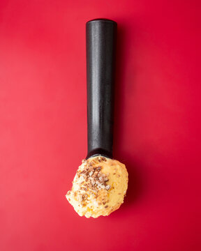 Helado boleado con galletas