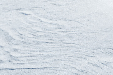 Obraz premium Pristine snow surface with subtle ridges and glittering frost