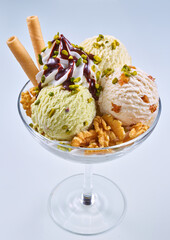 Eisbecher mit Pistazie und Walnusseis mit Walnuessen und Sahnetupfer, Eiscreme, Nüsse, dessert, 