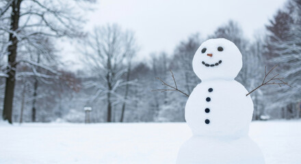 Obraz premium Snowman in Snowy Field: Winter Landscape, Outdoor Recreation, and Cold Weather Fun