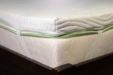 Topper mattress with a core of pressure-relieving gel foam. Adapts to body and leads away excess heat. White soft mattress.