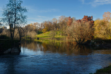 panorama autunnale con fiume