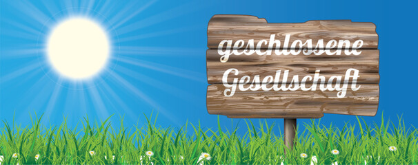 Ein Schild mit dem Text Geschlossene Gesellschaft auf der Wiese vor einem blauen Himmel Header	