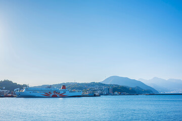 青空の別府湾に停泊するフェリーと西大分港の爽やかな海景色