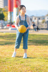 日本の子どもがボール遊びを楽しむ元気な公園アクティビティ