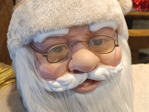 Papai Noel - Figura lend&aacute;ria, baseada na figura hist&oacute;rica de S&atilde;o Nicolau de Mira, um bispo crist&atilde;o do s&eacute;culo IV conhecido por sua generosidade. Ele &eacute; a personifica&ccedil;&atilde;o do esp&iacute;rito natalino.