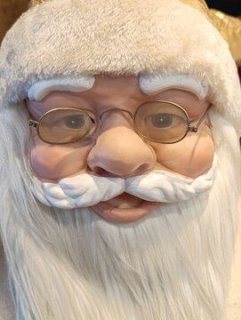 Papai Noel - Figura lend&aacute;ria, baseada na figura hist&oacute;rica de S&atilde;o Nicolau de Mira, um bispo crist&atilde;o do s&eacute;culo IV conhecido por sua generosidade. Ele &eacute; a personifica&ccedil;&atilde;o do esp&iacute;rito natalino.