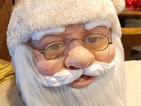 Papai Noel - Figura lend&aacute;ria, baseada na figura hist&oacute;rica de S&atilde;o Nicolau de Mira, um bispo crist&atilde;o do s&eacute;culo IV conhecido por sua generosidade. Ele &eacute; a personifica&ccedil;&atilde;o do esp&iacute;rito natalino.