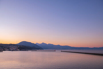 夕暮れの別府湾と西大分港の穏やかな海景色