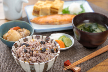 雑穀米と焼き鮭が並ぶ落ち着いた和風の朝食セット
