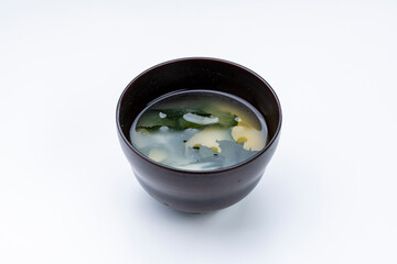 白背景に置かれたわかめの味噌汁のシンプルな和食イメージ