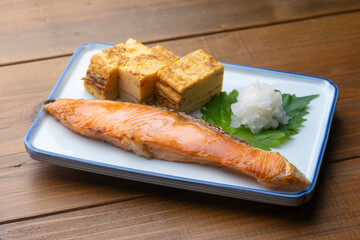 焼き鮭と卵焼きを盛りつけた和食の朝ごはんプレート